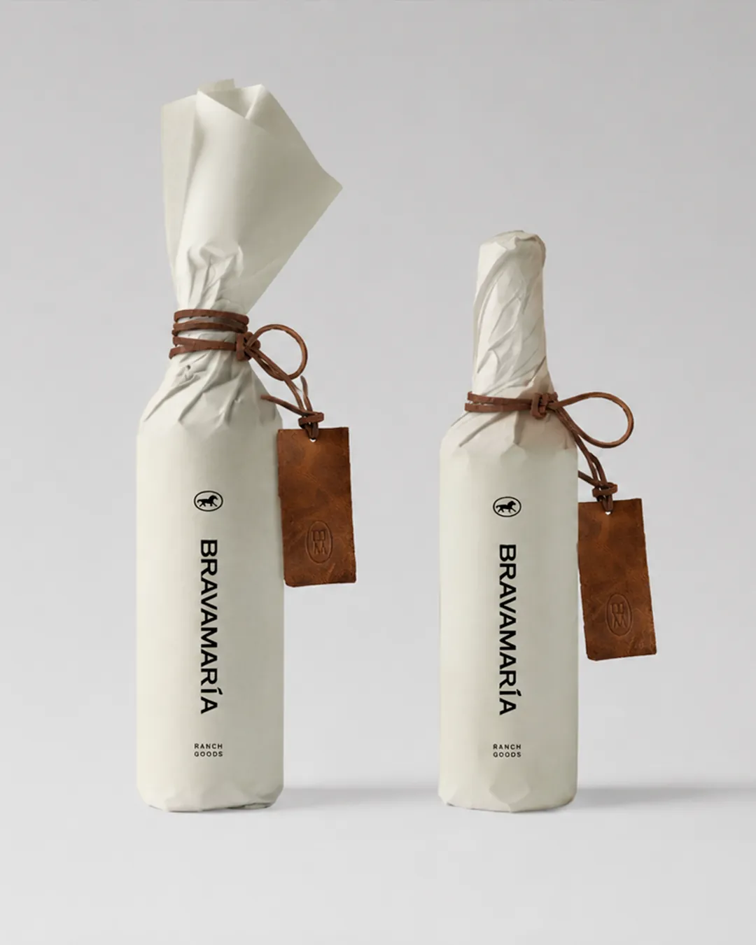 Dos botellas envueltas en papel con etiqueta de piel, identidad Bravamaría