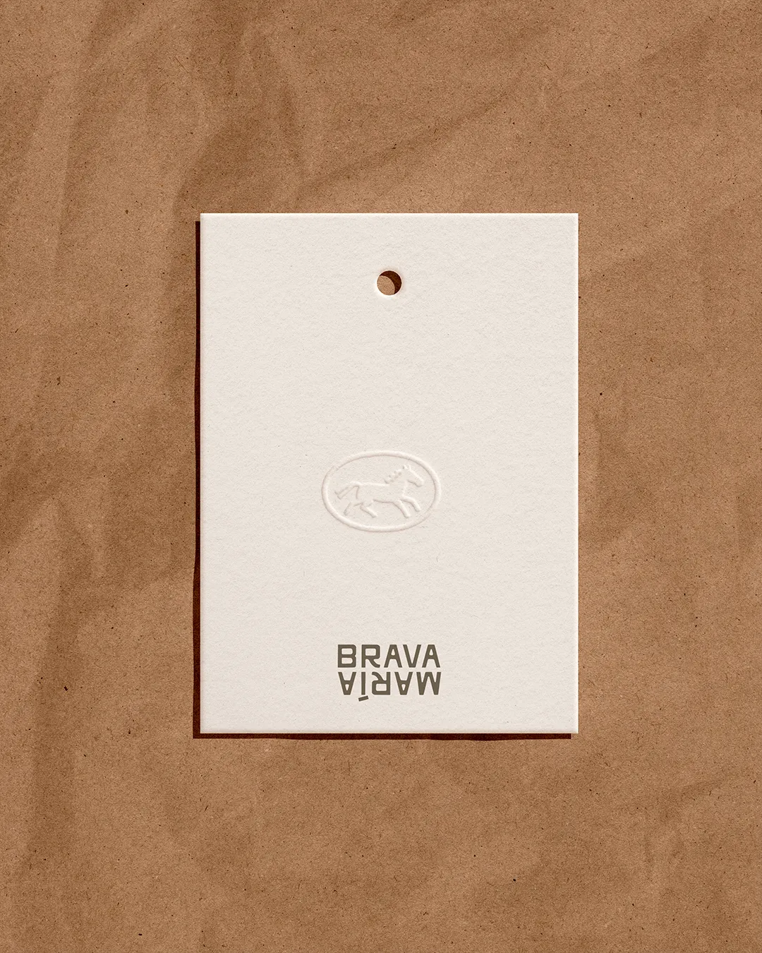 Etiqueta de papel con caballo en relieve y logotipo Bravamaría